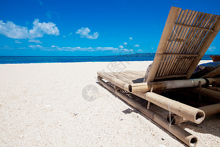 海滩上的沙滩椅子图片