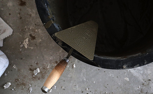 在骨盆里工人建设者工地安装材料安全帽锤子建筑职业组织图片