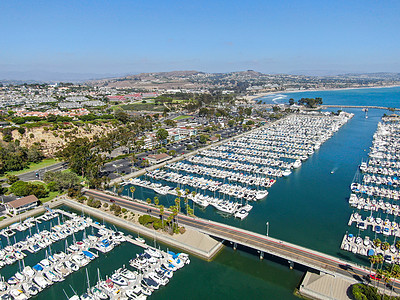 Dana Point港及其码头的空中景象 还有游艇和帆船天线海岸线海洋汽艇港口旅游地标天空旅行海岸图片