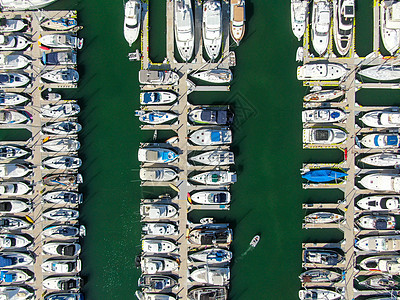 游艇和游艇在码头的空中最高景色海洋旅行汽艇天空海岸线港口帆船蓝色巡航快艇图片