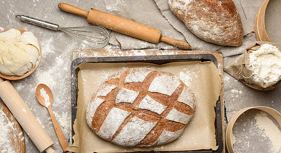 面粉白面粉的圆形面粉 放在木板和木滚动针上面包酵母糕点盘子面包师食物厨房美食营养馅饼图片