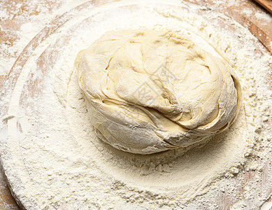 圆木板上有白麦面粉的一整块圆形面粉糕点面包面团木板酵母食物厨房面包师小麦白色图片