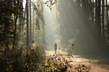 一个人在森林里奔跑图片