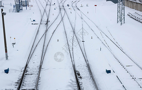 有白雪的冬季铁路公路 雪中的铁路石头自然背景技术旅游过境环境农村季节车站图片