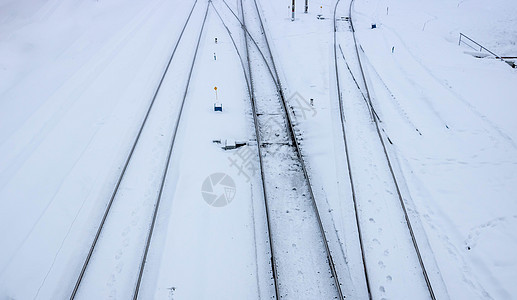 有白雪的冬季铁路公路 雪中的铁路铁轨季节导轨环境过境运输火车旅游农村技术图片