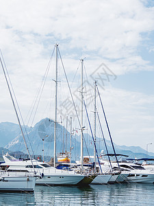 游艇停泊在土耳其凯默的格兰德马里纳 地中海海域旅游船只很漂亮 笑声运输航行蓝色火鸡桅杆港口天空白色码头反射图片