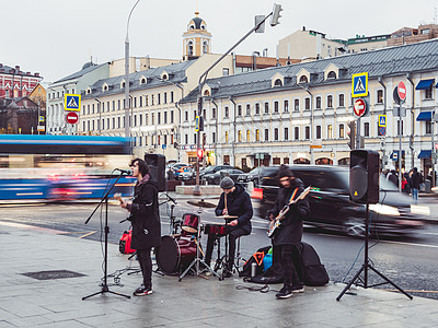 莫斯科 俄罗斯2020年11月14日 街头音乐家在市广场上演奏 青年摇滚乐队背景为首都晚间灯光交通城市歌曲歌手街道人群气氛街头生图片