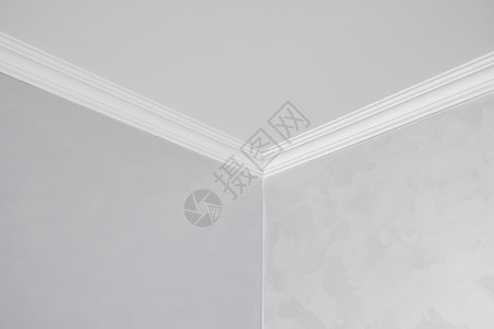 灰色墙壁的房间里有白色的天花板和白色的底座 房间天花板和墙壁之间的角落装饰 内部的天花板造型 转角细节石膏建筑学镂空雕刻纹饰艺术图片