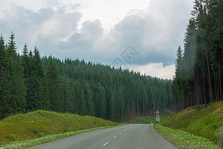卡尔帕蒂山的木马路 在卡帕蒂山中 树林森林里缠绕天空旅行驾驶岩石自由顶峰沥青小路冒险图片