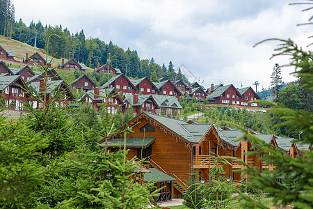夏日Karpaty山的度假村基地风景全景村庄住宅酒店旅游建筑学国家爬坡旅行图片