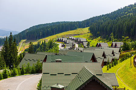 夏日Karpaty山的度假村基地住宅村庄全景别墅旅行农村森林闲暇酒店地标图片