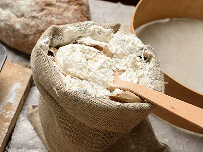 白面面粉 一个小薄饼袋粉末勺子面团营养面包木头烘烤谷物粮食糕点图片