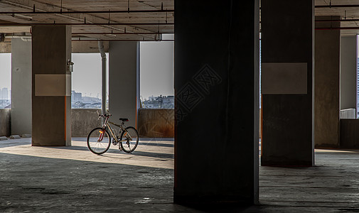 傍晚的光影穿过柱子和山地车日落山地城市阳光自行车建筑学阴影地面车辆冒险图片