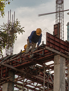 建筑工人焊接焊接金属皮革和火花工作工具男人工匠建筑劳动危险制造业天空平台图片