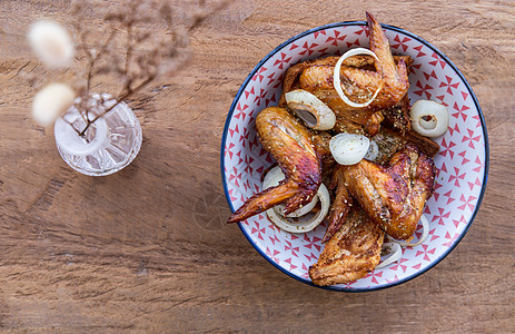 烤咸鸡翅和洋葱 在日本碗里烧焦了木头午餐饭馆香料食谱家禽翅膀餐厅营养菜单图片