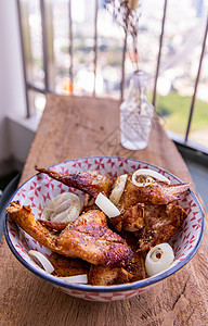 烤咸鸡翅和洋葱 在日本碗里烧焦了食谱木头派对早餐翅膀香料烧烤餐厅营养饭馆图片