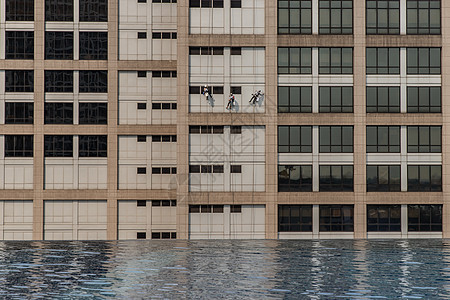 一群工人在高楼办公大楼打扫窗户服务 并配有反射纤维泳池男人风险涟漪高度抛光团体玻璃游泳池安全团队图片