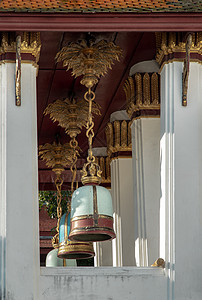 古代钟声挂在泰神庙外的柱子上金子古钟佛教徒金属寺庙建筑学艺术寺钟教会黄铜图片