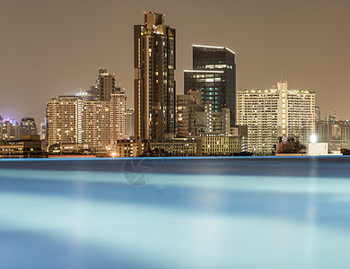 在日落时 曼谷市的月光直线在游泳池中闪烁场景风景建筑物财产景观城市反射摩天大楼天空住宅图片