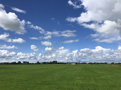 斯奈克周围多云的弗里斯人风景风车农田绿色图片