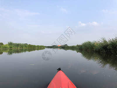 Sneek的独木舟运河运动农场反射红色晴天蓝天闲暇图片