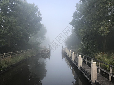 运河锁在地盘周围一个雾雾的清晨图片