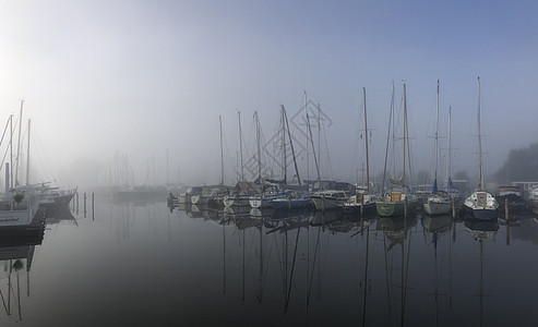 在一个寒冷的早晨 在Sneekermeer附近的一个港边帆船运河运动鞋薄雾尾端港口晴天图片
