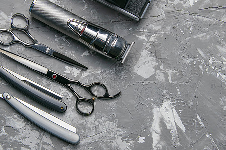 黑色背景上的理发店设备 带有文本位置 专业美发工具 梳子 剪刀 剪刀和理发器图片