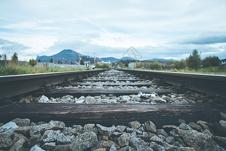 废弃的铁轨 铁轨和木板的特写足迹运输地平线石头铁路二氧化碳火车意识牧歌地面图片