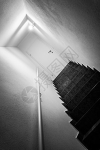 带栏杆的地下室楼梯 白色的门特写隧道楼梯间小路孤独脚步房子故事建筑学财产地窖图片