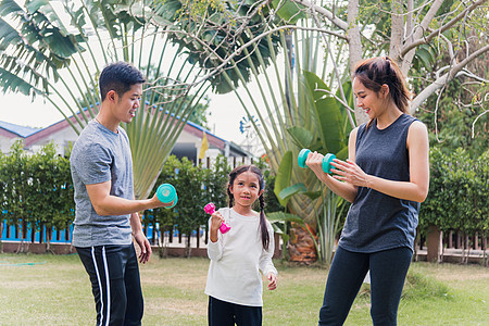母亲 父亲和女儿儿女与哑铃一起运动在户外很有意思乐趣身体俱乐部活动健身房公园女性爸爸男人训练图片