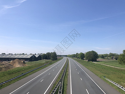 韦斯特多尔普周围的空高速公路背景图片