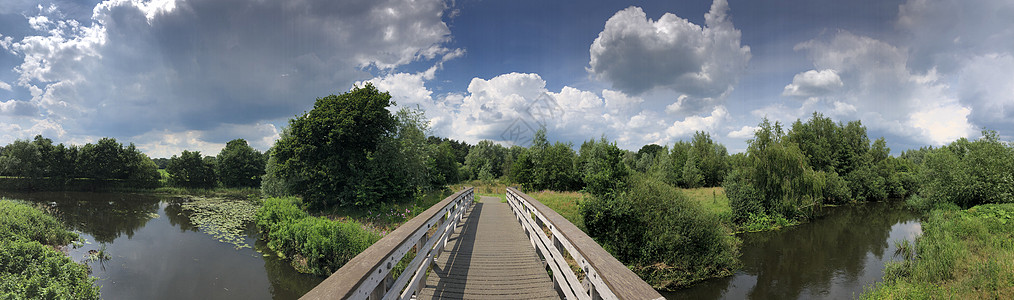 贝内登雷吉河上桥反射风景图片