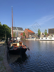 运河在Leeuwarden救生艇城市房子建筑学图片