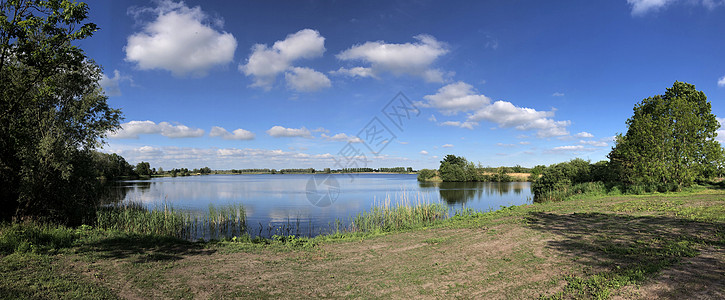 湖的全景农田反射绿色图片