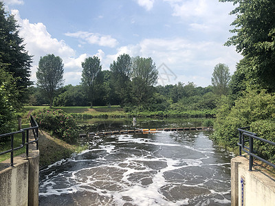 贝内登雷吉河的河流锁溪流反射风景图片