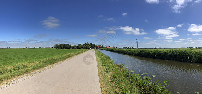 一幅来自 弗里西亚风景的全景农场运河天空自行车风车图片