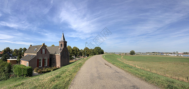 修道院后面的小教堂图片