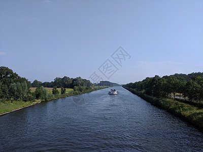 20世纪运河货运船运河运输蓝天背景图片