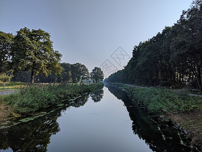 环绕林德运河的Canal荒野土地反射农村运河图片