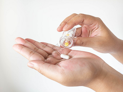 一个女人用瓶子把药倒在她手上 在白种背景上药品科学女性卫生剂量药物棕榈药剂手指女士图片