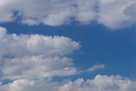 在明亮的蓝色天空中云彩灰云白色灰色白云图片