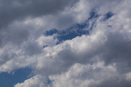 在明亮的蓝色天空中云彩白云灰云灰色白色图片