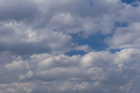 在明亮的蓝色天空中云彩白色灰色灰云白云图片