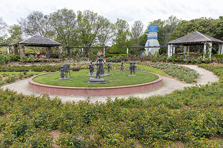 一座大花园中的雕像和建筑物小路建筑瓷砖棕色树木园艺红色水泥绿色灰色图片