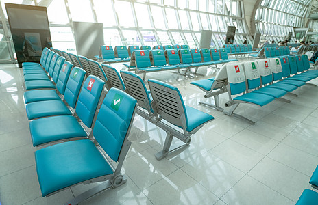 在机场航站楼的出发休息室就座 一个座位的距离保持距离以保护冠状病毒和乘客社交距离以确保安全 空座位在机场 航空业危机图片