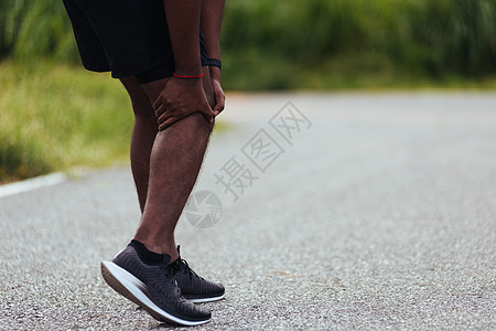 受过训练的黑人在跑步时用手握住膝盖疼痛痛苦男人伤害运动肌腱男性肌肉状况治疗身体图片
