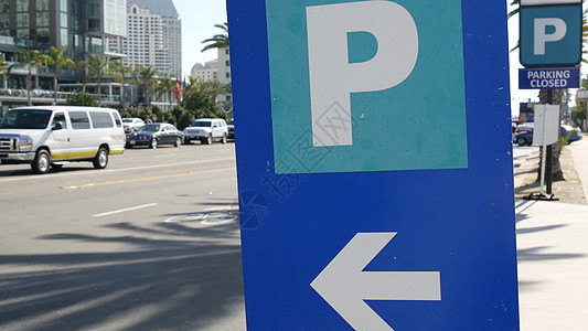 停车场标志作为美国繁忙城市地区交通困难和交通问题的象征 加利福尼亚州圣地亚哥市中心的公共付费停车场 城市中的汽车空间有限指示牌路图片