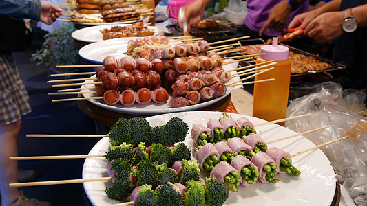 泰国传统的亚洲夜间街头食品市场 烧烤肉丸和其他奇异的美味快餐 准备吃东西了 吃的好 好的情调猪肉异域娱乐烧烤海鲜风情异国贸易烹饪图片