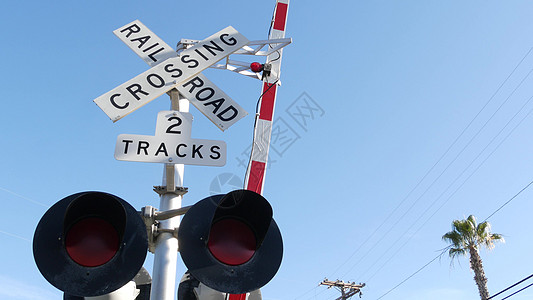 美国的平交道口警告信号 加利福尼亚州铁路路口的 Crossbuck 通知和红色交通灯 铁路运输安全标志 关于危险和火车轨道的警告图片